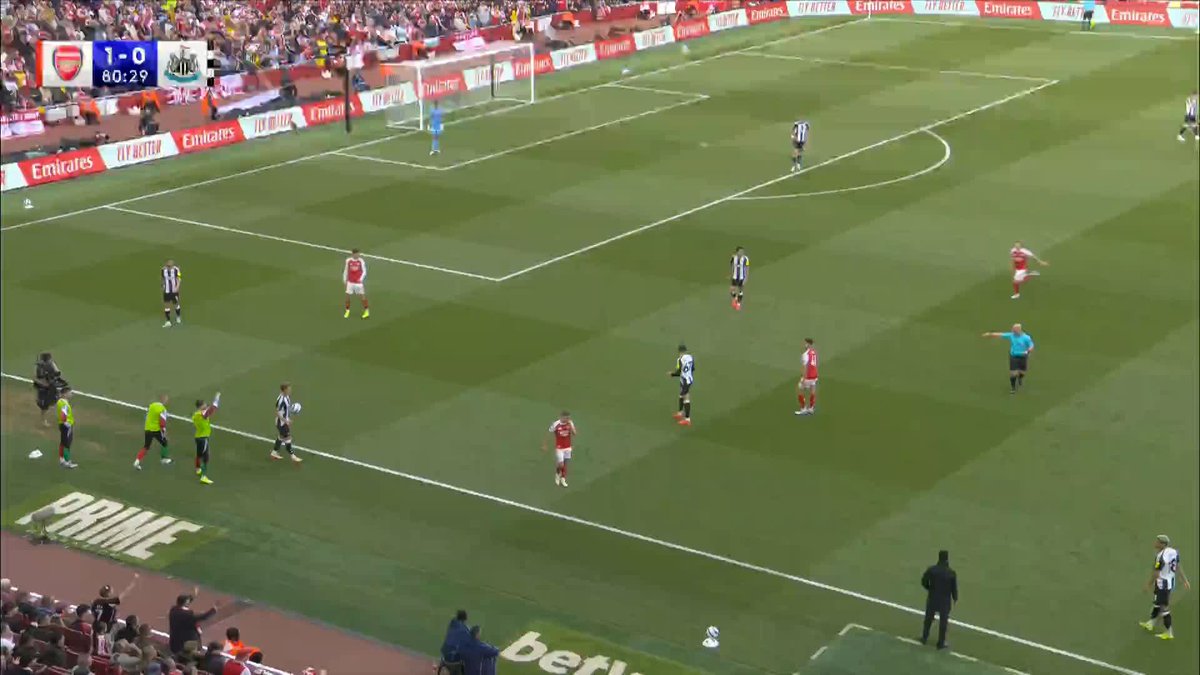 Mikel Arteta has been booked for kicking the ball on the pitch 🟨
