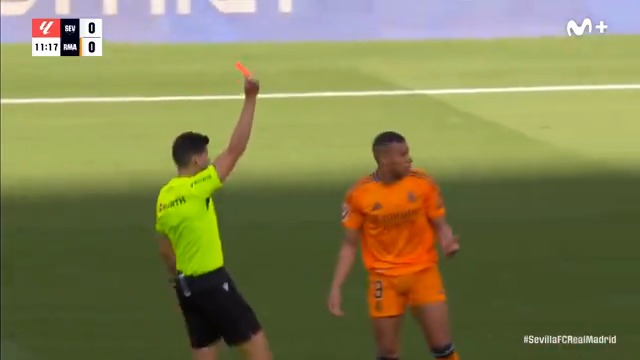 🟥 El Sevilla se queda con 10 por expulsión de Badé. #LALIGAEASPORTS #LaCasaDelFútbol