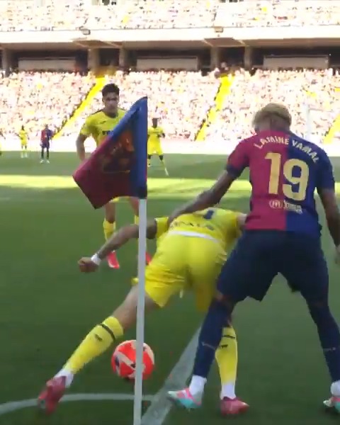 ¿Encerrado en el córner? Lamine sale tranquilo. Lo que juega este pibe. 😮💨