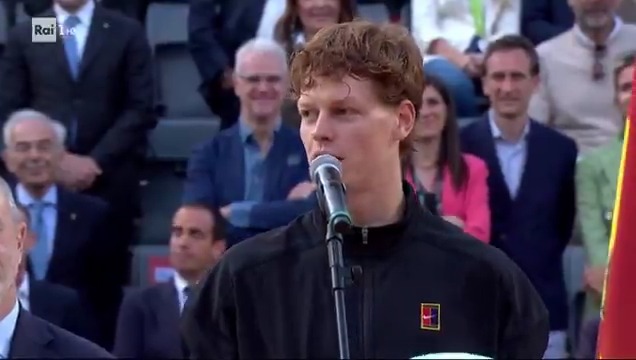 - Parlo in inglese per Carlos - Puoi parlare in Italiano - Bravo, sei sicuramente da battere a Parigi ✈️ #sinneralcaraz #IBI25