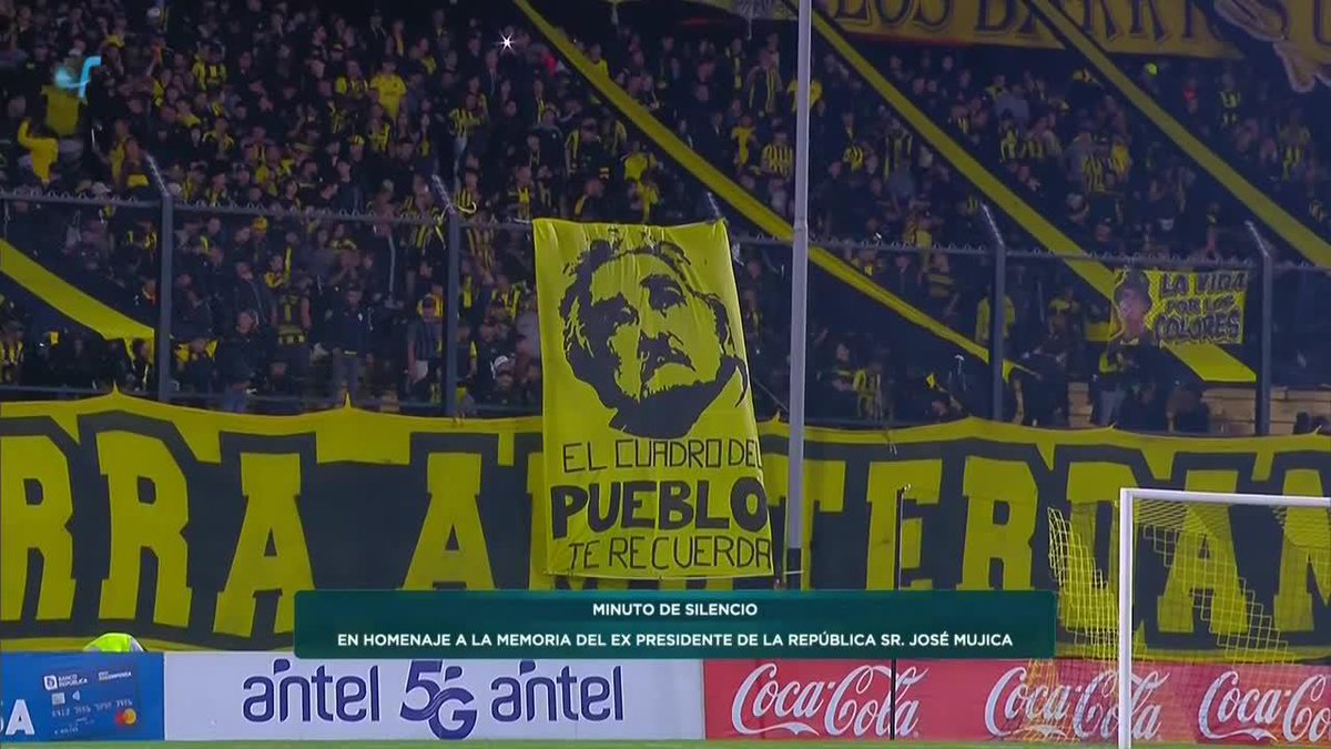 🇺🇾 “El cuadro del pueblo te recuerda” El homenaje a Mujica por parte de la hinchada de Peñarol ayer en partido contra el City Torque.
