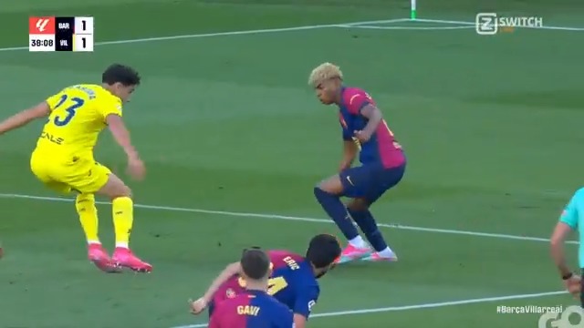 Daar is 'ie weer: Lamine Yamal! 🌟 De ster van Barcelona schiet héérlijk raak ☄️ #ZiggoSport #LaLiga #BarçaVillarreal