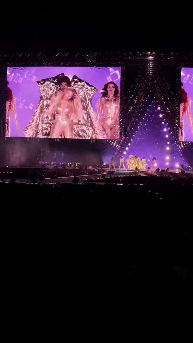The way she moved over is so funny to me 😭😭