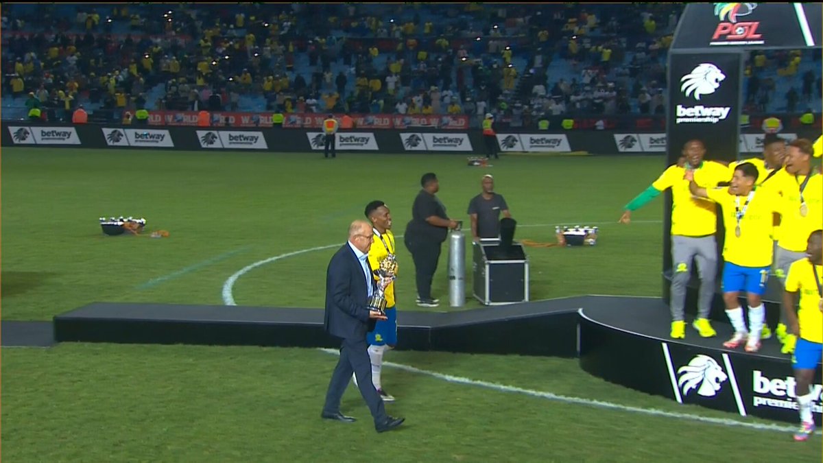 The Brazilians! Mamelodi Sundowns comemorando o título na África do Sul.