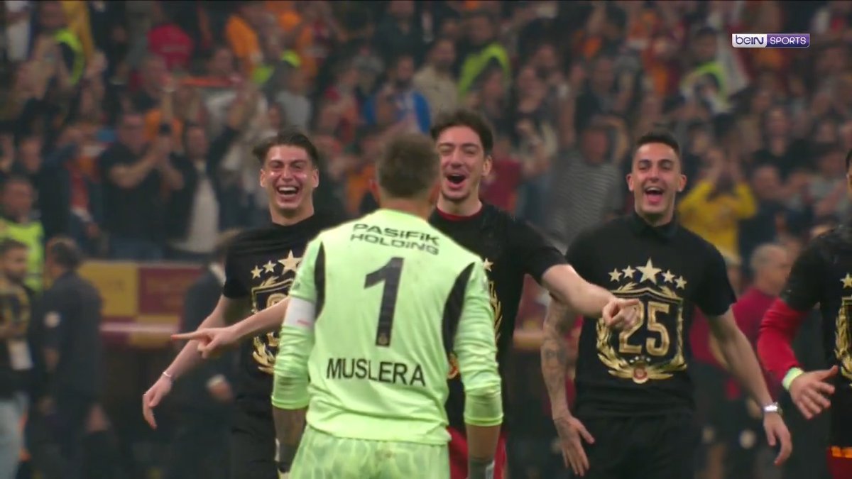 Aynen Arjantin dünya kupasını kazanınca tüm takımın Messi'ye koşması çok duygusaldı..