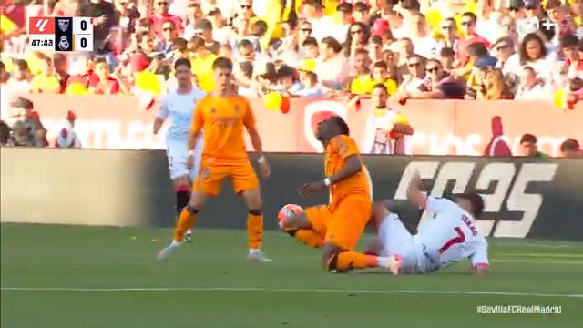🟥 El Sevilla se queda con 9 tras esta acción de Isaac Romero. #LaCasaDelFútbol #LALIGAEASPORTS