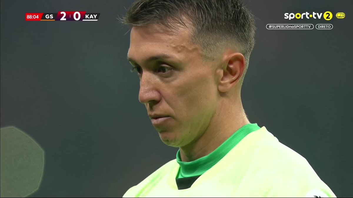 Pero qué momentazo en Turquía. Galatasaray gana y es campeón. Hay penal y los jugadores le piden a Muslera que lo cobre. Anota y todos van encima de él para celebrar. Es su segundo gol con el club. El anterior fue hace 13 años. Gestazo🫶.