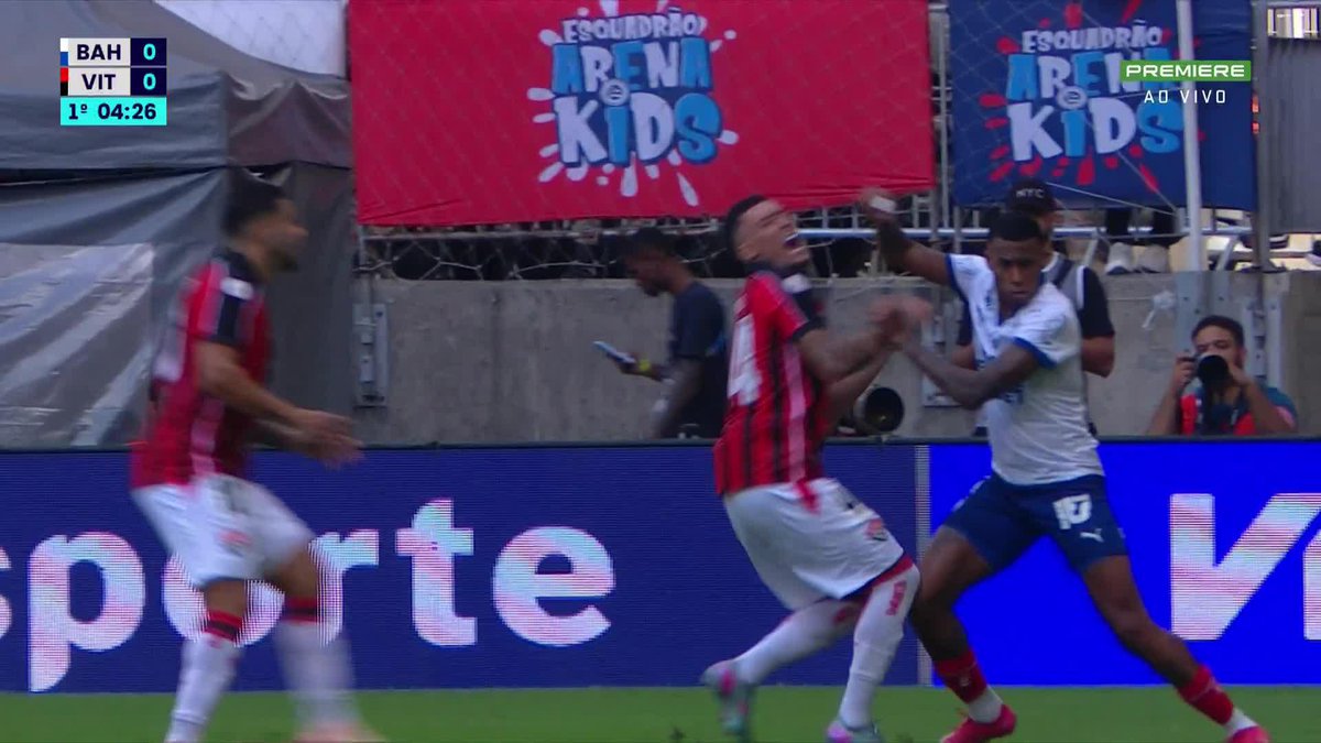 O lance da expulsão de Jean Lucas com apenas 4 minutos de Ba-Vi. 🎥 Premiere | ge