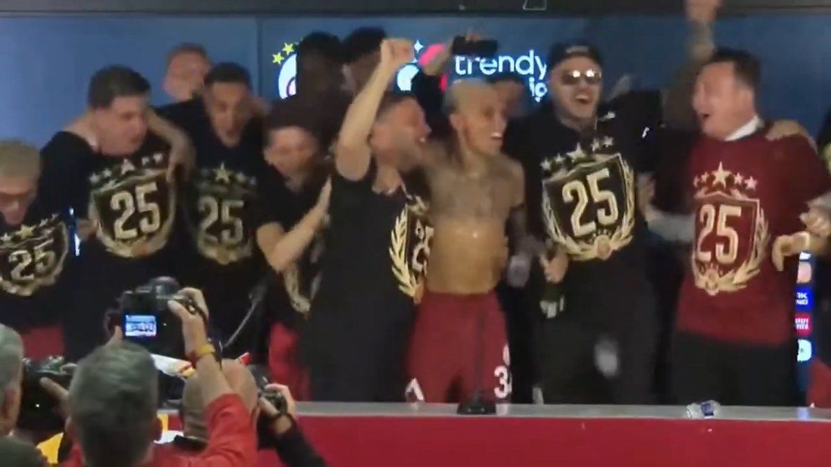 😂 Futbolcuların Okan Buruk'un basın toplantısını bastığı anlar.