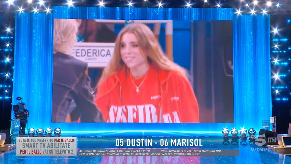 sto piangendo come una cretina dopo aver rivisto sto video vabbè buona finale anche a voi #amici24