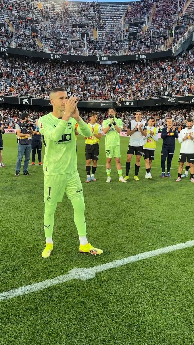 Así ha despedido el Camp de #Mestalla a Jaume Domènech 👏👏👏 #ADNVCF 🦇