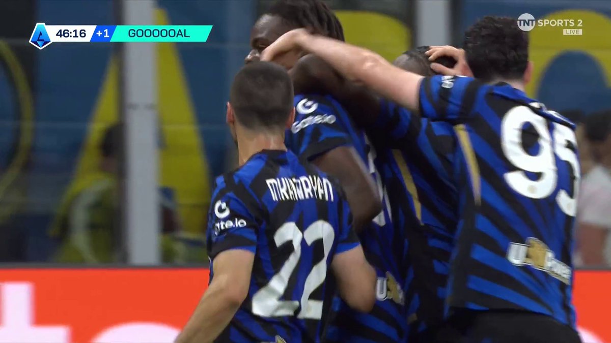 ADVANTAGE INTER MILAN 🤯 Yann Bisseck smashes home the loose ball to give Inter the lead, and send them top of the league for the moment... 👀 📺 TNT Sports &amp; discovery+ UK