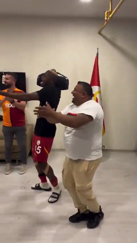 Victor Osimhen roman oynarken JBL'i alıyor, destek gelmeyince kızıyor 😅
