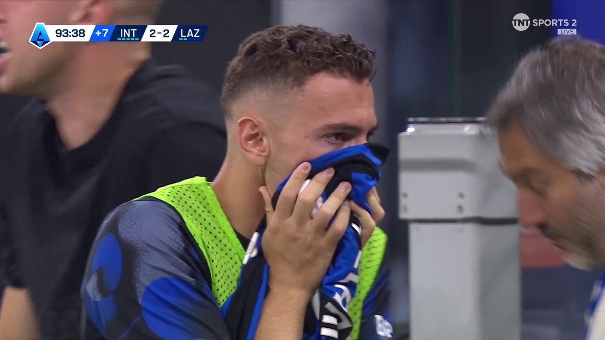WAS THAT INTER'S CHANCE 😱 Acerbi heads it back across goal to Arnautovic, and when it seems easier to score, he scuffs his effort into the ground 🫣 📺 TNT Sports &amp; discovery+ UK