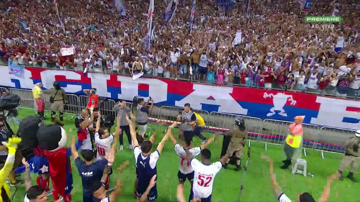 Se liga na comemoração dos jogadores com a torcida do Bahia depois do triunfo no clássico!