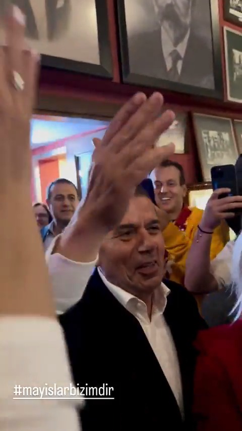 😅 Başkan Dursun Özbek, Cemiyet'te 'Çocukluk Aşkım' bestesini söylüyor.