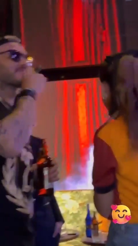 Mauro Icardi, purosuyla 'Aşkın olayım'a eşlik ediyor. 😎