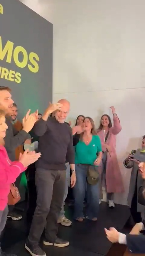 Horacio Rodríguez Larreta salió al escenario de su búnker tras conocerse los resultados de las elecciones legislativas en CABA