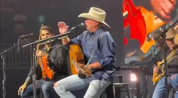 Alan Jackson addresses the end of his touring career: “We’re planning on doing a big finale show in Nashville next summer”