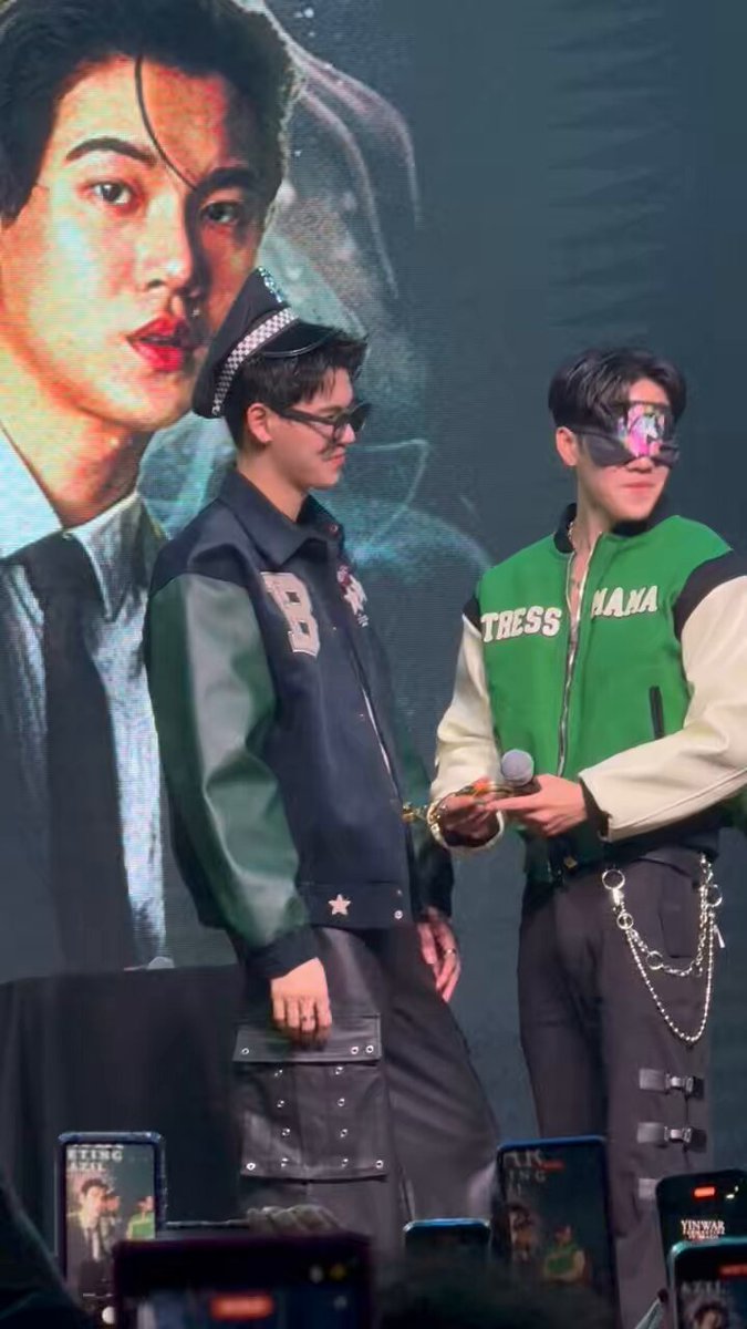 A brincadeira agora era adivinhar qual era a fantasia da dupla, mas com os olhos vendados! Parece que ele já reconheceu a algema de primeira né? 🤪 #YinWarFMinBrazil #YINWAR_FANMEET_TOUR