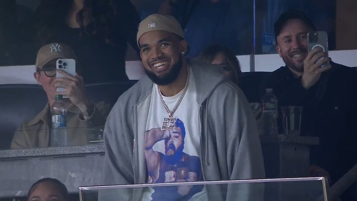 Among the stars at Sunday's Yankees game: Russell Wilson & Karl-Anthony Towns!
