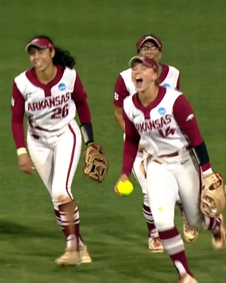 DIVING SAVE WITH THE BASES LOADED 😱 Karlie Davison went all out to end the inning! Arkansas Softball | #SCtop10