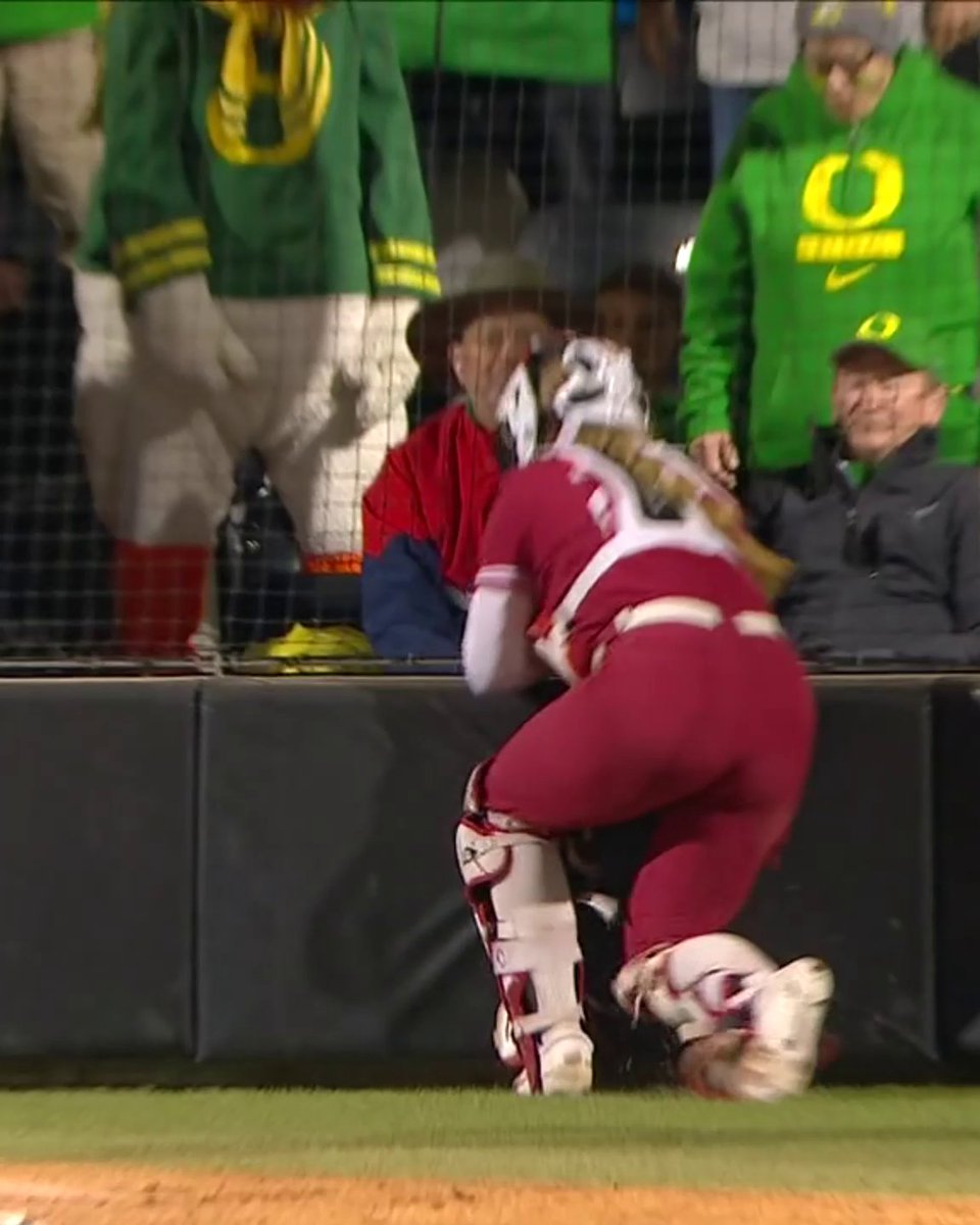"MY GOODNESS, ALLIE CLEMENTS!" She gloves a nearly impossible ball to find 😱 Stanford Softball