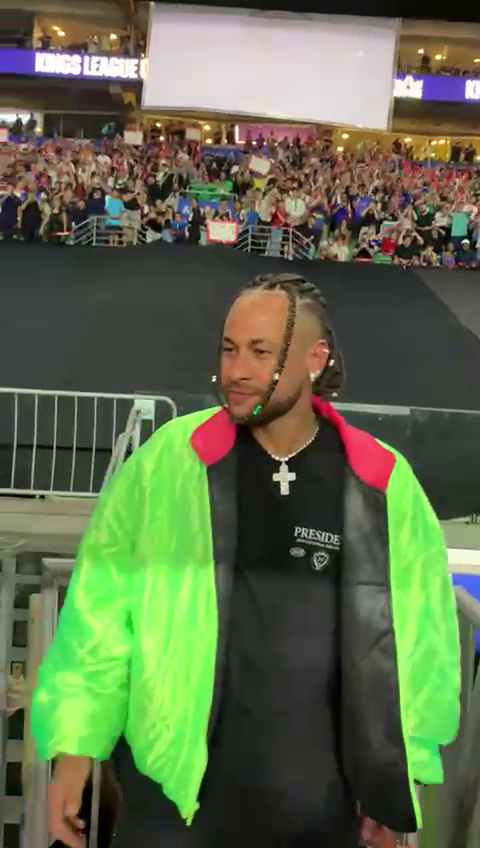 🧐 ¿Qué tal el nuevo look de Neymar? Así apareció el presidente de Furia, para ver la final de la Kings League de Brasil y la consagración de su equipo: