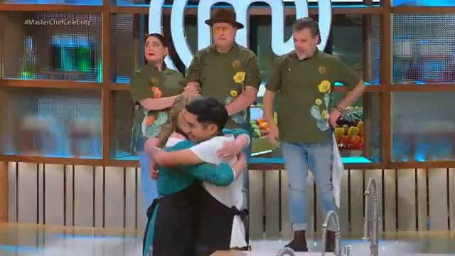 Este Reto de Eliminación dio un giro inesperado en nuestra cocina. 🚨🔥 Pero quien abandona #MasterChefCelebrity Generaciones es.. 👨🏻🍳👩🏻🍳