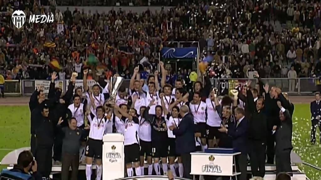 🔙 #TalDíaComoHoy en 2004 el Valencia CF se proclamó campeón de la Copa de la UEFA 🏆 #ADNVCF 🦇