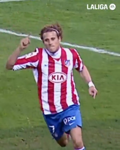 ⚽🌟 Un delantero 𝐃𝐄 𝐂𝐔𝐋𝐓𝐎. 👟🥇 Un ganador de la 𝐁𝐎𝐓𝐀 𝐃𝐄 𝐎𝐑𝐎 con Villarreal CF y Atlético de Madrid. 🎂 ¡Feliz cumpleaños, Diego Forlán! 🎂 #LALIGAEASPORTS | #LALIGAHistory