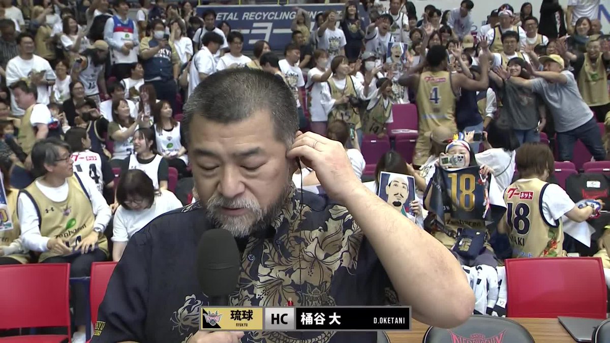 インタビュー中の桶谷HCの後ろにはとある選手の姿が👀 Vic Law 琉球ゴールデンキングス公式 📡バスケットLIVEで見逃し視聴 #Bリーグ #りそなグループ #Bリーグチャンピオンシップ