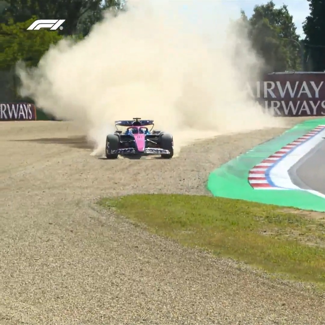 Gasly goes rallying! 😳 The Alpine driver lost positions after fighting valiantly against the Ferrari of Leclerc 💨 #F1 #ImolaGP