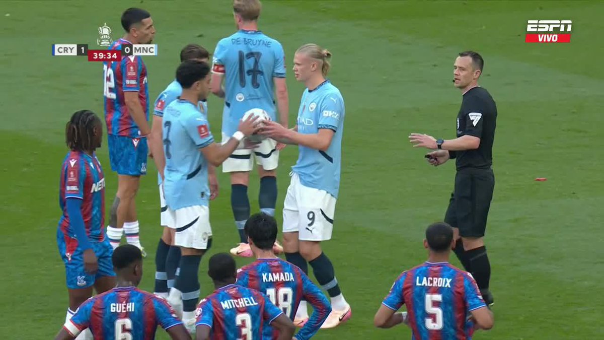 ⚠️ Wayne Rooney: "Haaland es un delantero de talla mundial, pero a Messi o Cristiano no les habrían quitado el balón en un penal tan decisivo. Es lo que separa a estos dos de Haaland o Mbappé". 🗞️ Mirror.