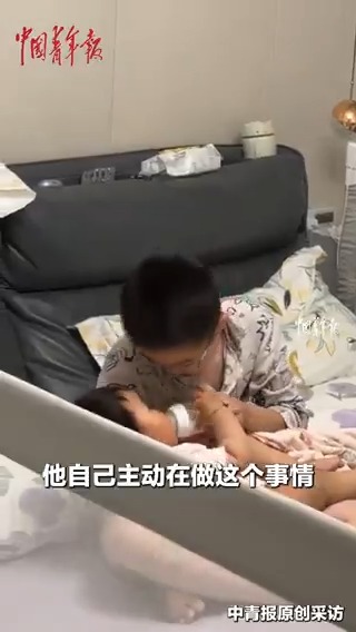 ❤️有愛的畫面!10歲哥哥熟練為妹妹泡奶粉,抱起妹妹邊哄邊喂。#中國故事