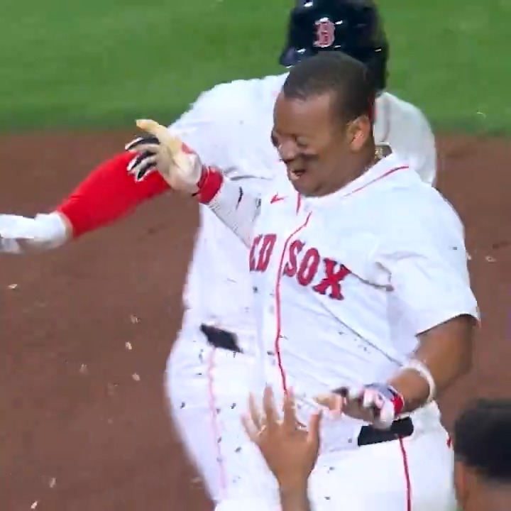 Here's Raffy adding his first walk-off HR to the resume. 📃 JetBlue's #FlyestPlays