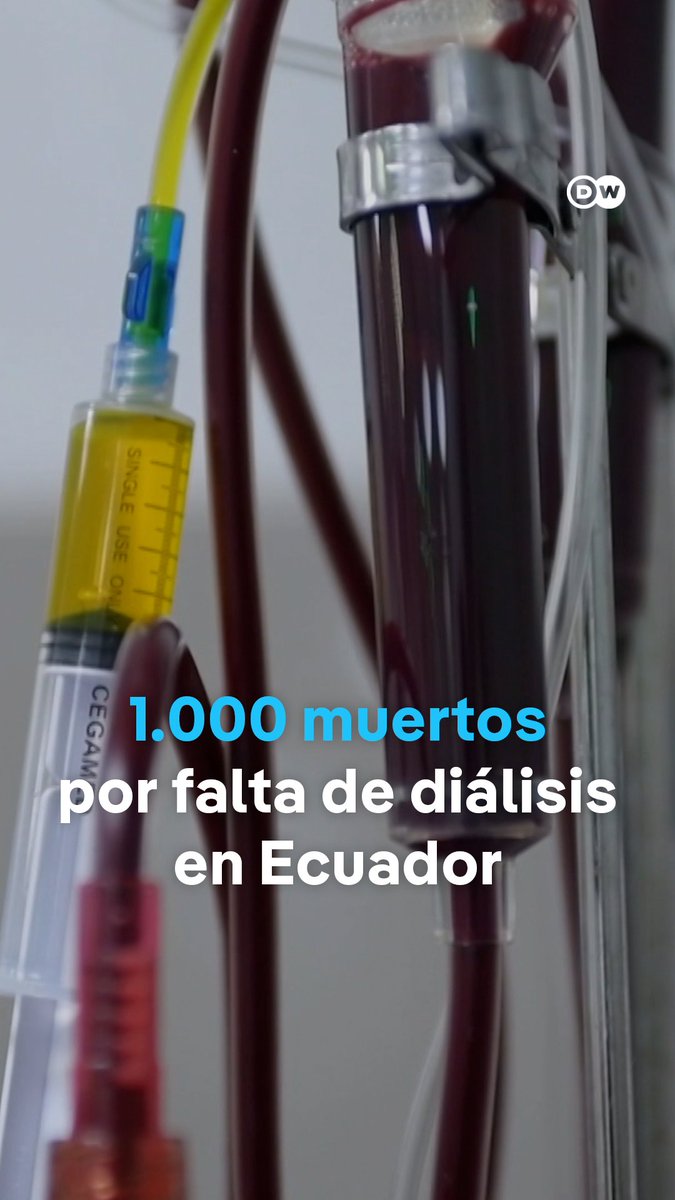 Mueren más de mil personas en Ecuador porque el Gobierno no pudo pagarles la diálisis El origen de esta crisis está en una deuda estatal de más de 200 millones de dólares con los centros de diálisis del país. La falta de pagos ha provocado el cierre de al menos 10 de estos centros, la escasez de insumos y tratamientos incompletos. En Ecuador, más de 17.000 personas con insuficiencia renal dependen de estos tratamientos para sobrevivir.