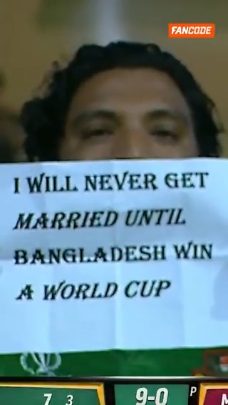 A fan brings a hoarding of not getting married until Bangladesh wins the World Cup.