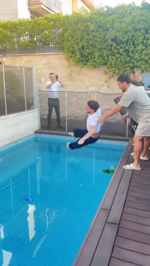 Şampiyonluk kutlamasında Dries Mertens, havuza atıldı. 😂