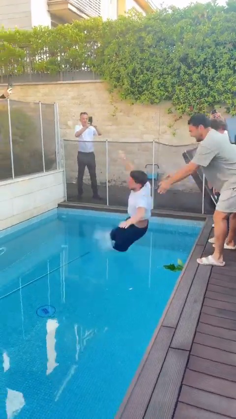 Galatasaraylı futbolcular, Dries Mertens'i havuza attı. 😅