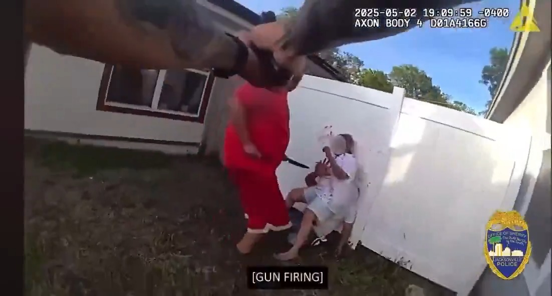 Jacksonville police officer rolls up and sees a man armed with a knife (maybe 2...) and two screaming/bleeding people on the ground. Tells the man to drop the knife repeatedly. Man ignores the officer and advances toward the people on the ground. Officer puts multiple rounds center mass on the would be killer and ends the threat to all. Well done. #CityLife #police #Jacksonville #FloridaMan #crime #BallisticsTest #FAFO #urban