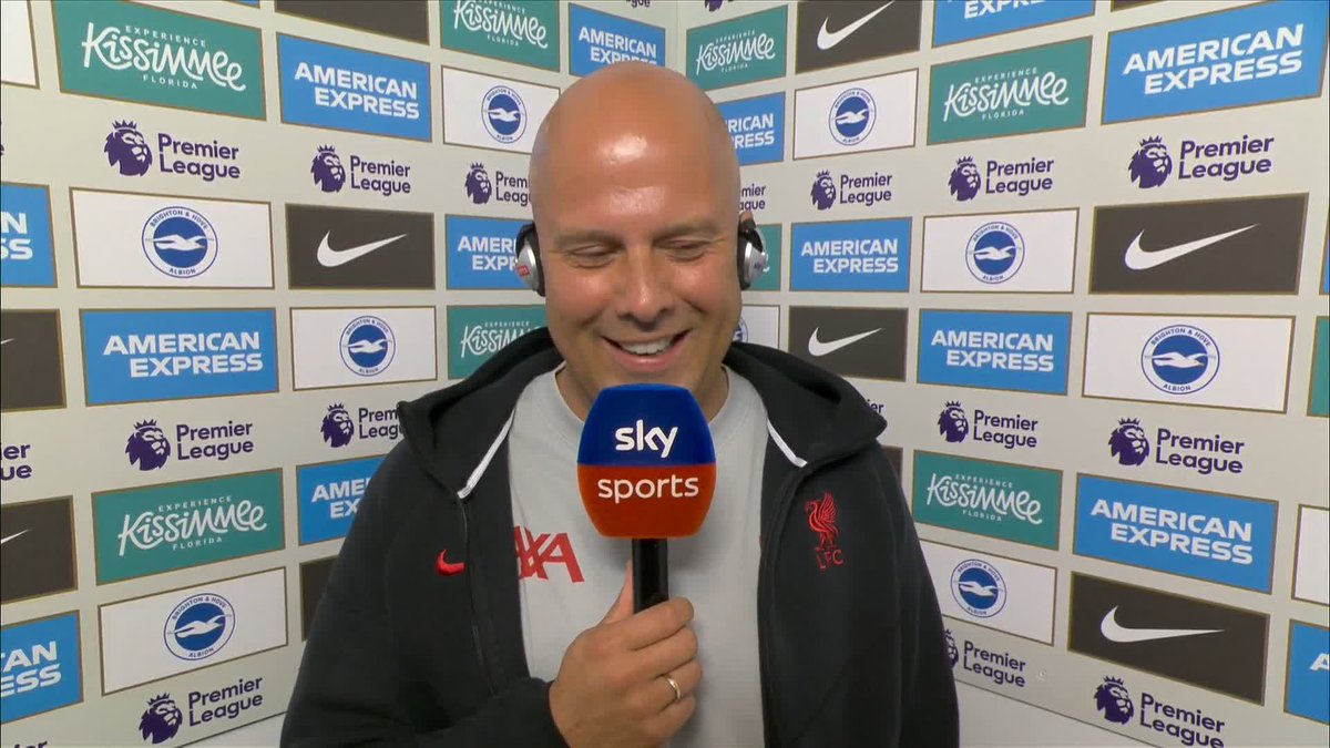 "Is it really necessary for me to go in because Jamie knows everything!" 😂 Arne Slot explains Dominik Szoboszlai's position today...