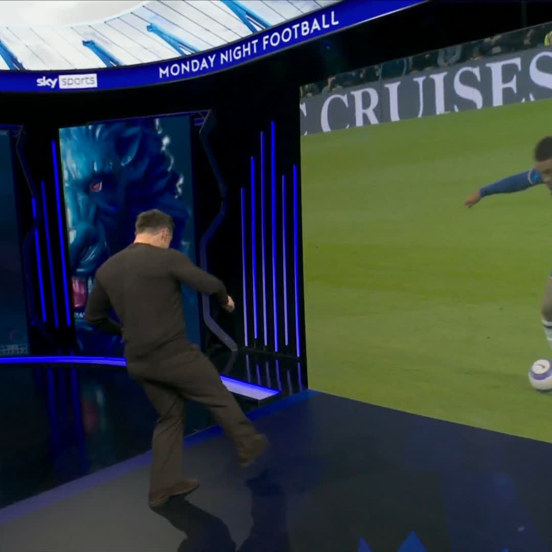 "I'm dizzy!" 🤣 Gary Neville tries to emulate Reece James' skill against Manchester United 🌪️