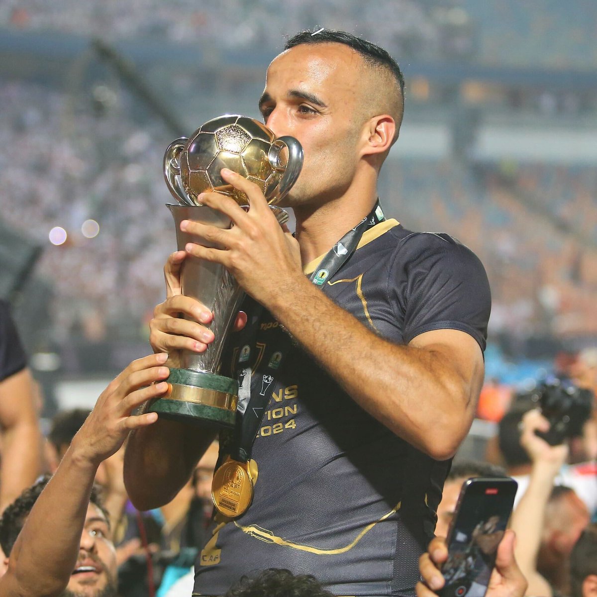 في مثل هذا اليوم من العام الماضي 🔙 حقق الزمالك ثاني ألقابه في كأس الكونفدرالية على حساب نهضة بركان بهدف رائع من أحمد حمدي! 🏹🏆 #TotalEnergiesCAFCC | 1хBet