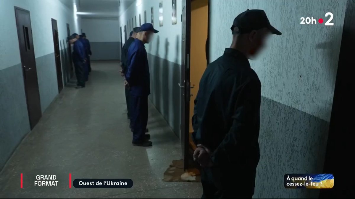 🇺🇦🔴 DOCUMENT #JT20h : nous avons pu nous rendre ans un centre où sont retenus les soldats russes capturés. Ils sont autorisés à appeler leur famille pour faire passer des messages personnels… ou politiques.