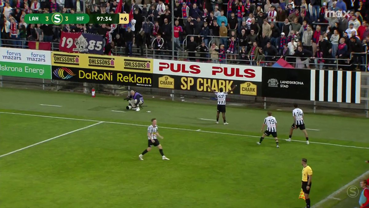 3-3! 🤯 Kofi Asare kvitterar för Landskrona BoIS mot Helsingborgs IF i den 98:e matchminuten. 📲 Se Superettan på Max