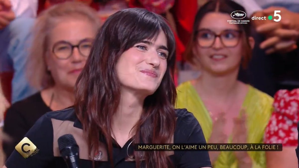 "Je ne pensais pas que ça deviendrait ce que les gens appellent un hymne. Je ne l’ai pas écrite dans cette optique. C’est assez fou et c’est très émouvant pour moi." 'Les filles, les meufs' : retour sur le succès fou de Marguerite #CàVous