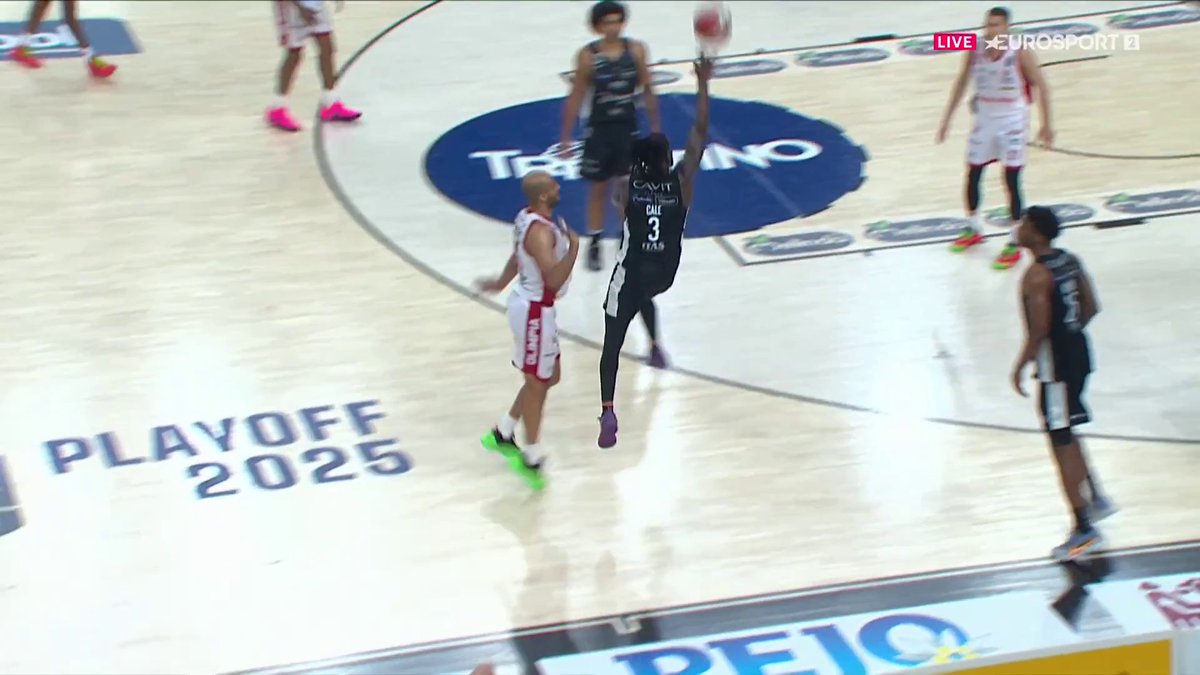 MYLES CAAAAAAAALLLLLLEEEEEEE 😱😍🔥 Prodezza allo scadere e incredibile vittoria di Trento firmata da Myles Cale 🎯⏰⚡😵💫 #LBASerieA #LBAPlayoff #Basket #Trento #Cale #LBA