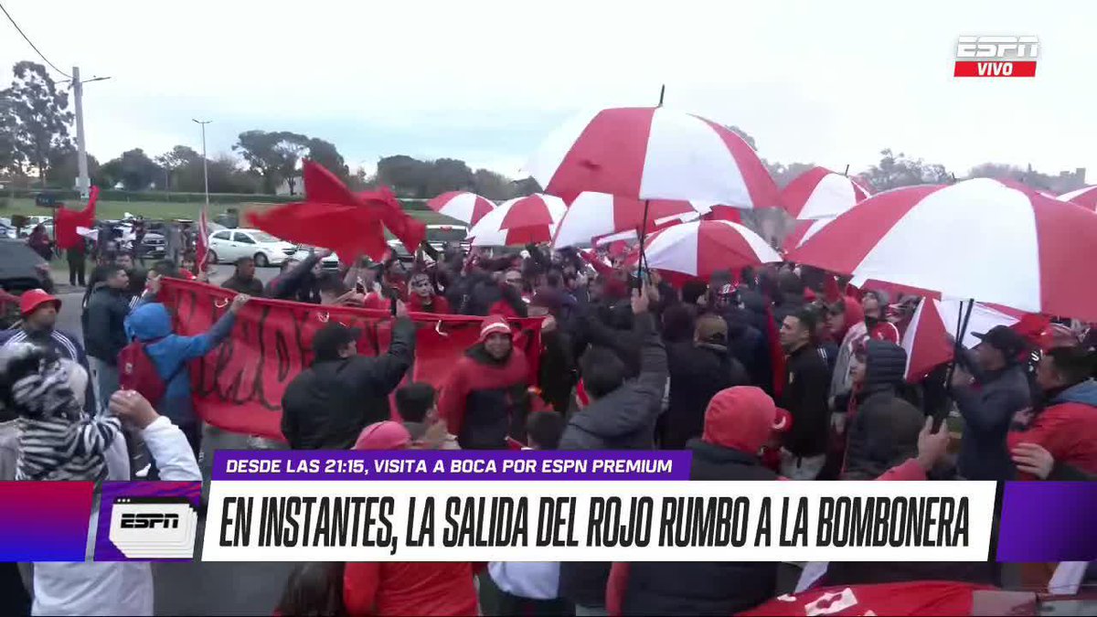 TODO ROJO: banderazo de la gente de Independiente antes de la salida del plantel rumbo a La Bombonera. 📺 #SportsCenter | #DisneyPlus
