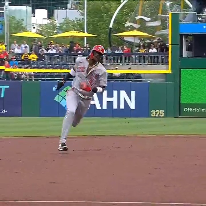 Elly De La Cruz's speed is effortless 😳